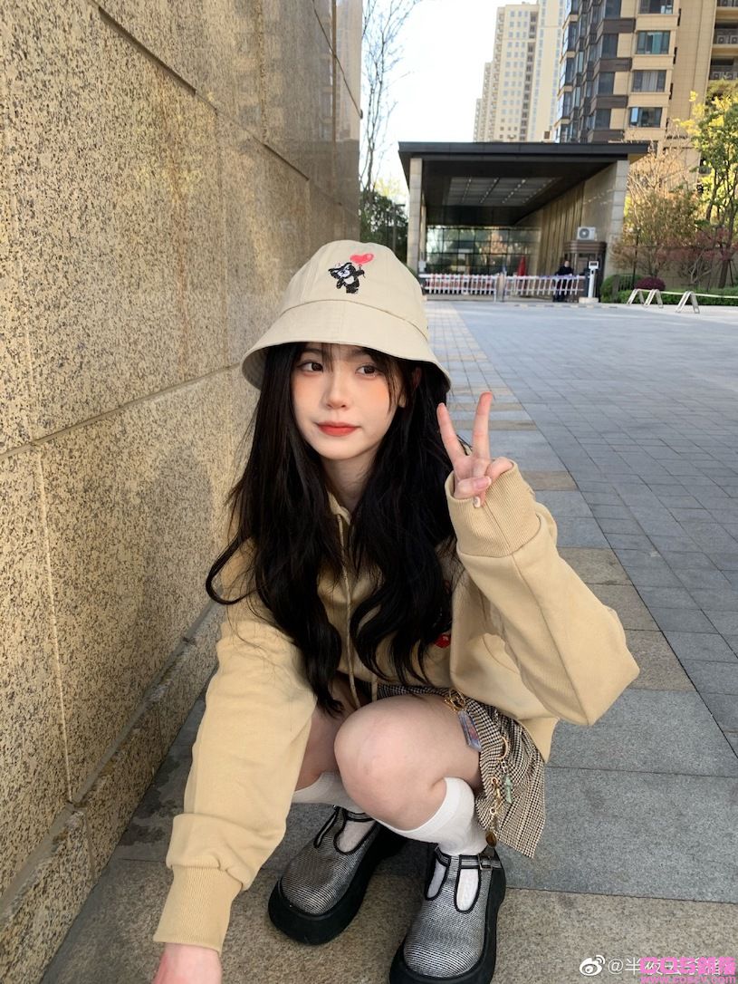 小吃摊的制服正妹颜值超可爱，稚嫩的萌萌表情太诱人！(图11)