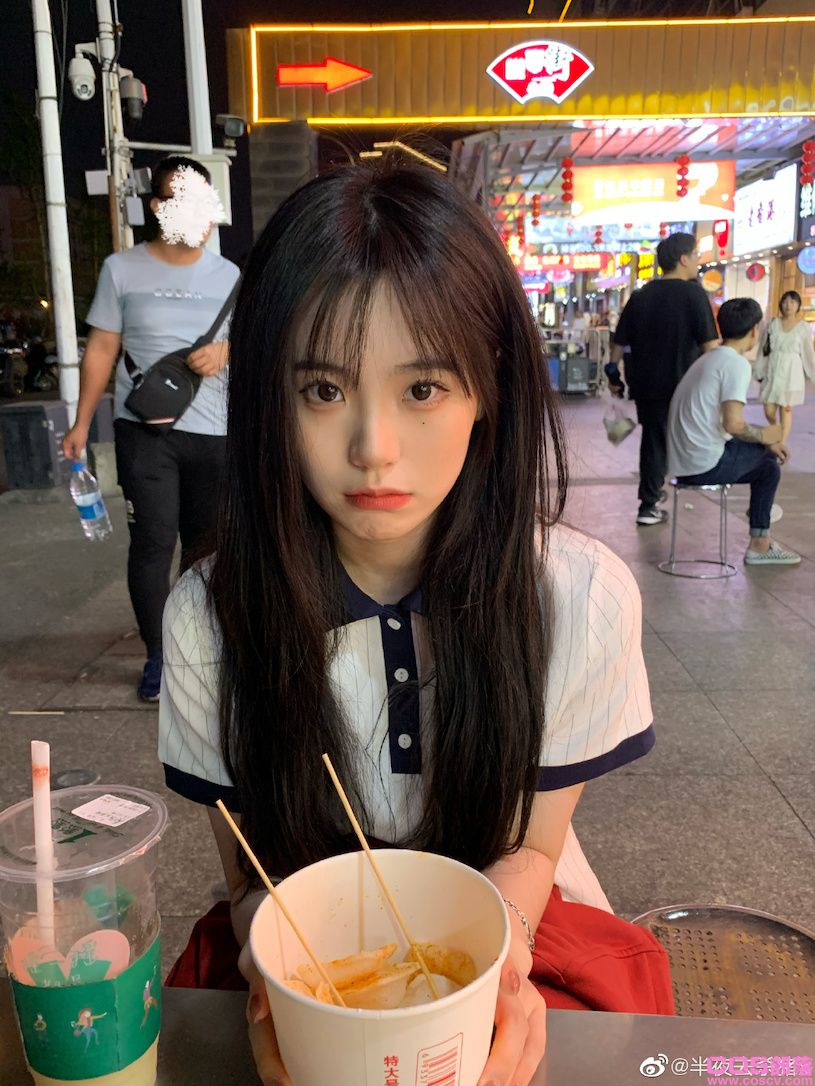 小吃摊的制服正妹颜值超可爱，稚嫩的萌萌表情太诱人！(图12)
