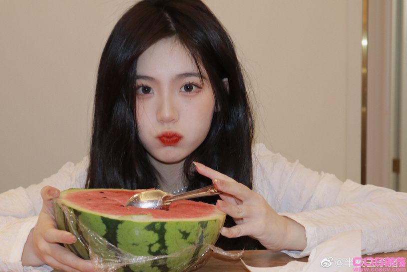 小吃摊的制服正妹颜值超可爱，稚嫩的萌萌表情太诱人！(图14)