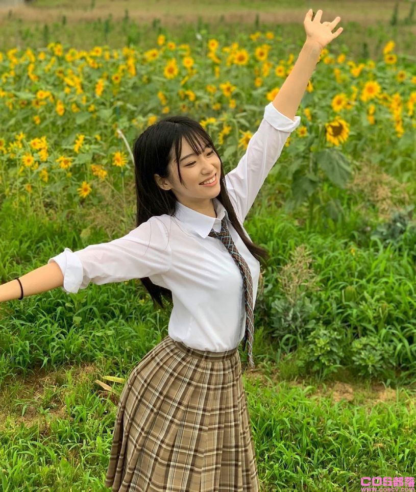 超甜「宝矿力水特正妹」制服照爆红，精致五官…网友：超有明星脸！(图2)