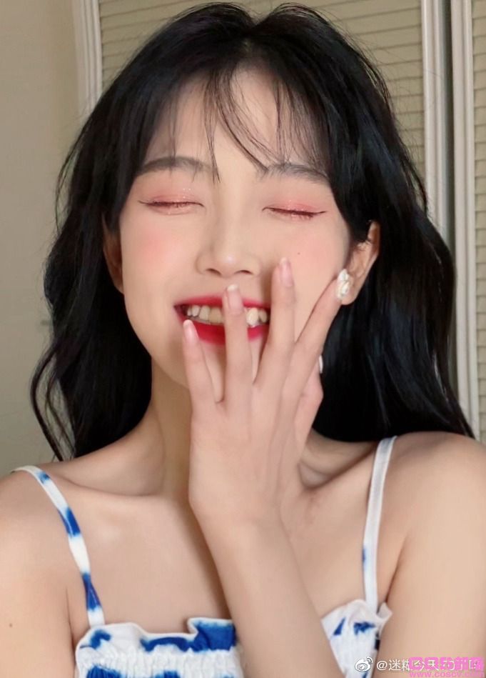 学妹感十足！微博清新美少女《迷糊今天70了吗》笑容里有超萌小虎牙！(图3)