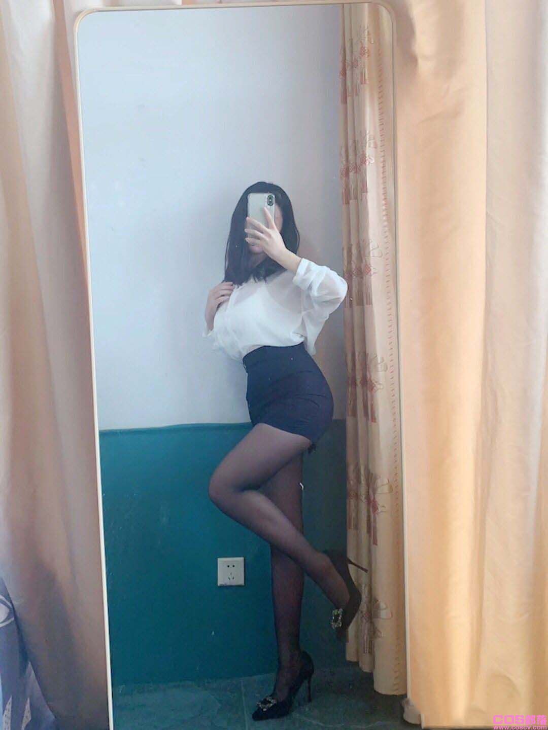 白色衬衣藏蓝色包臀裙(图3)
