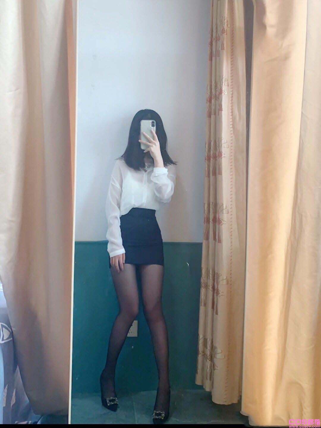 白色衬衣藏蓝色包臀裙(图1)