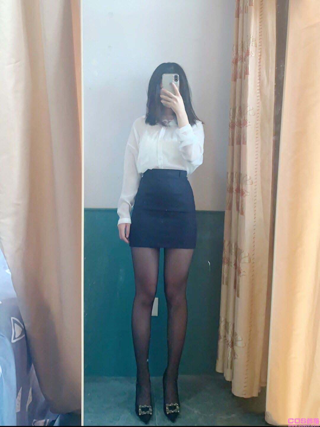 白色衬衣藏蓝色包臀裙(图2)