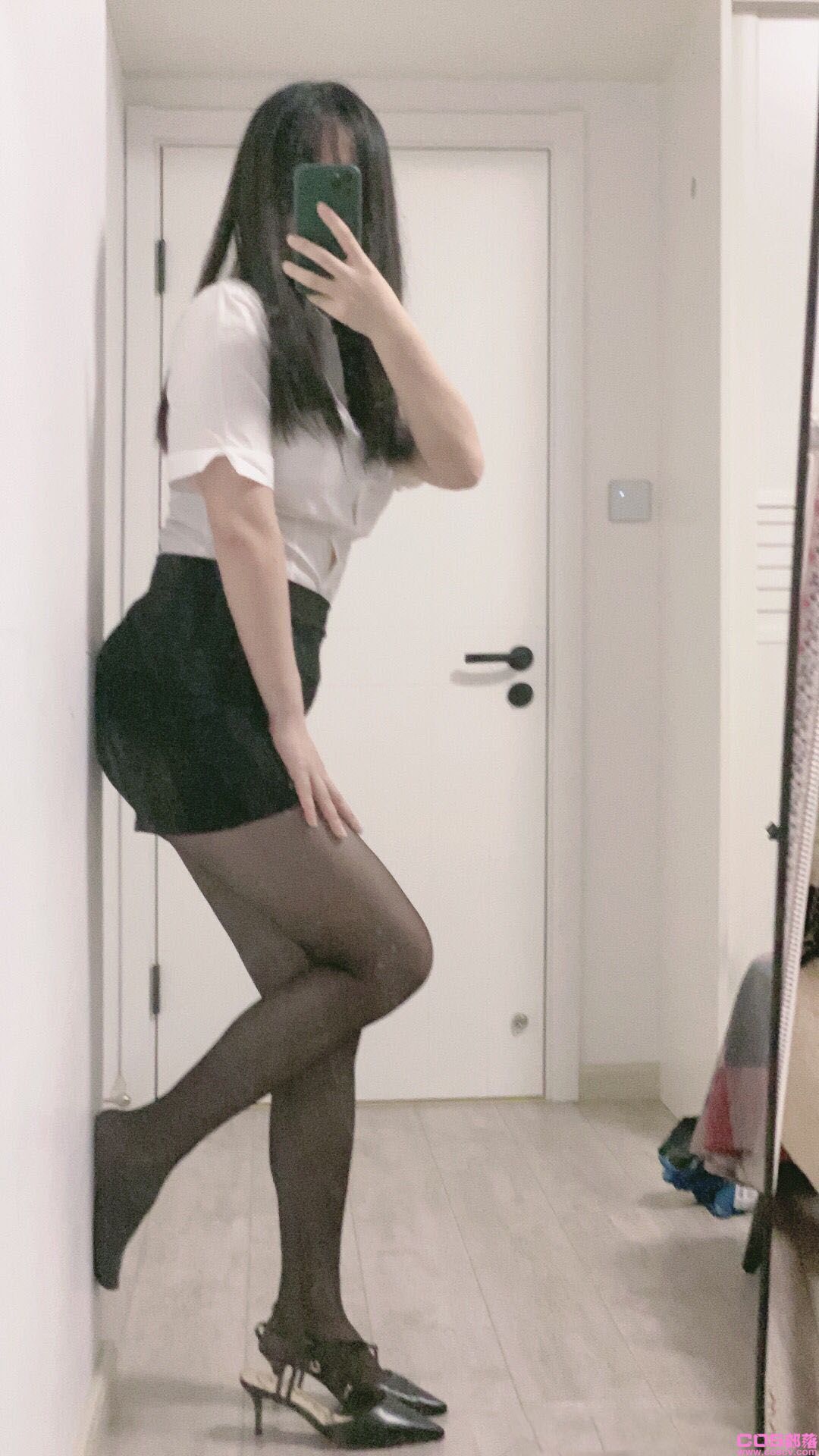 白色衬衫 黑色短裙(图1)