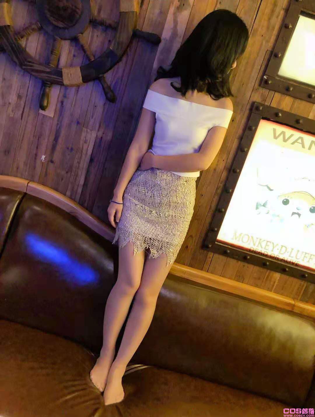 爱唱歌的性感白丝女同事(图2)