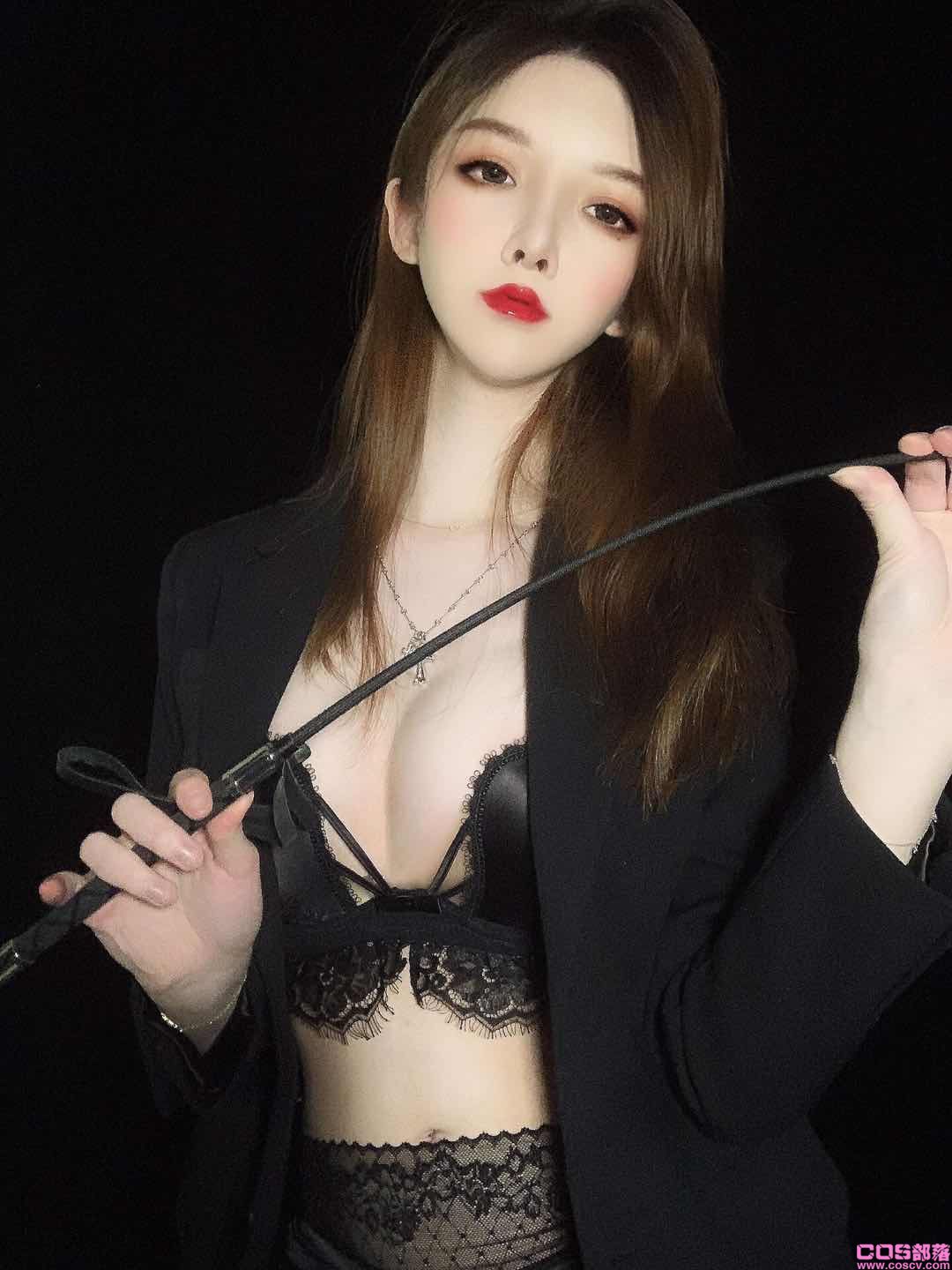 西装革履手挥教鞭的蕾丝老师【34P】(图3)