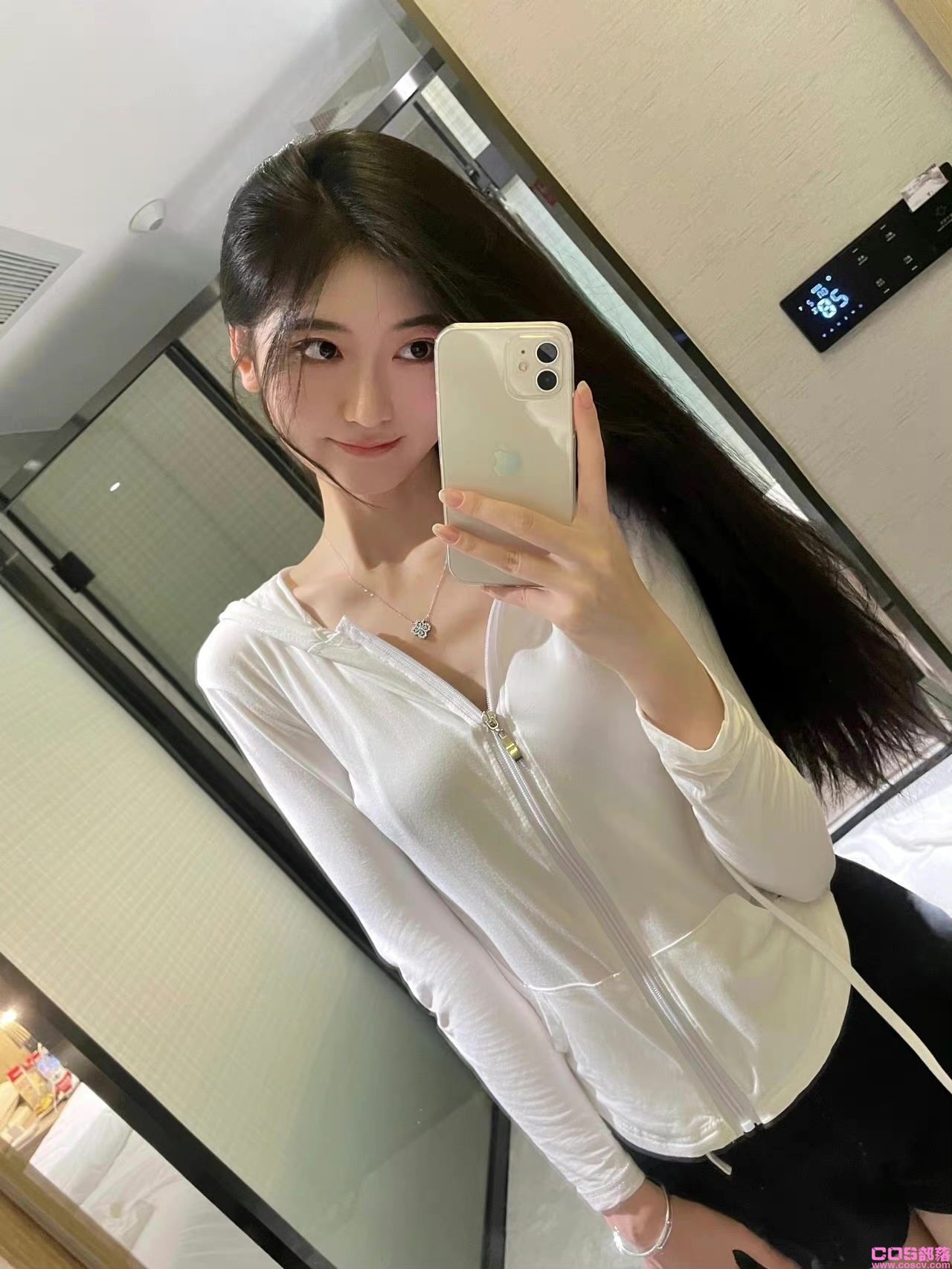 朋友圈爱自拍的旗袍小姐姐(图3)