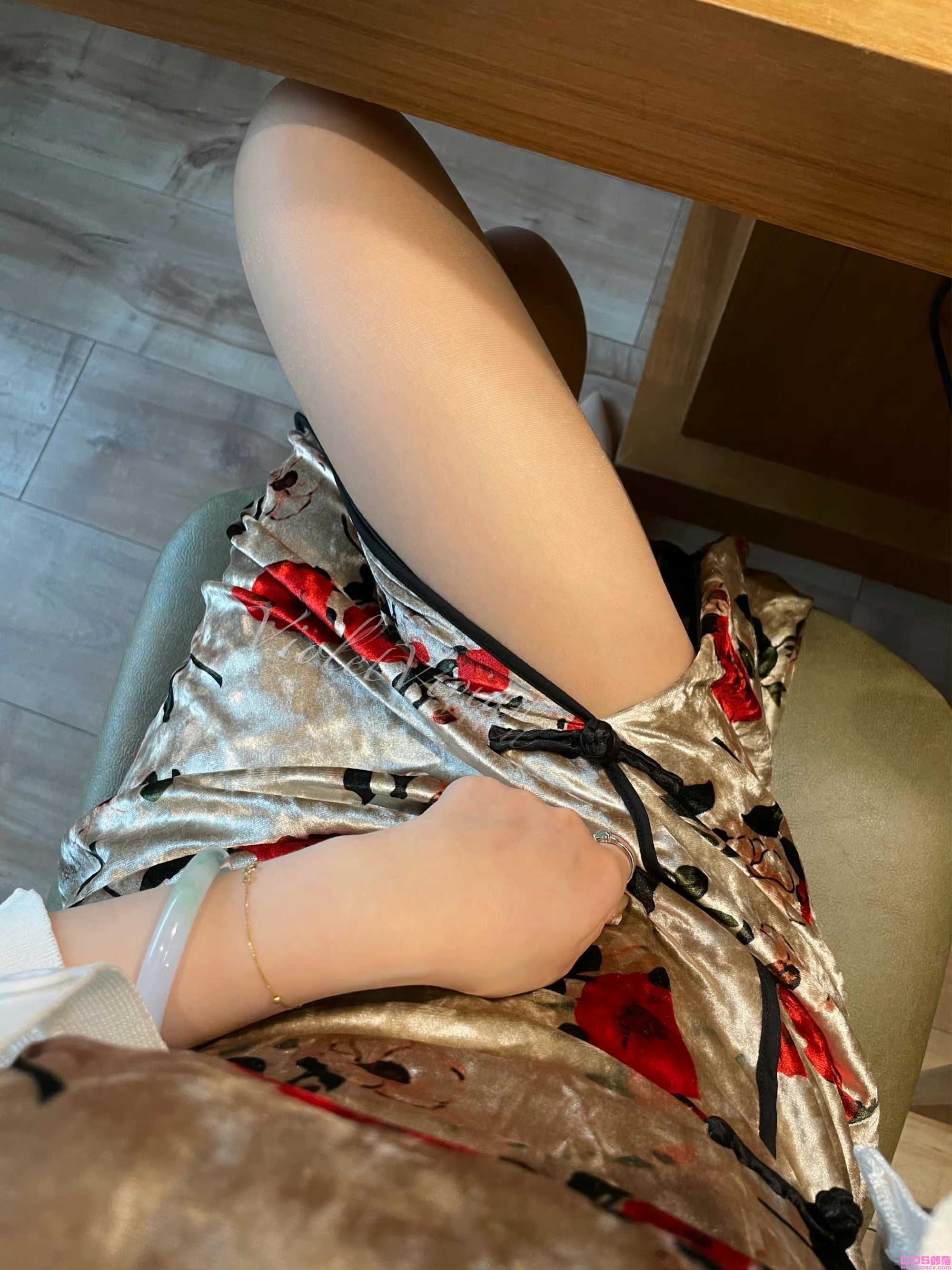 朋友圈爱自拍的旗袍小姐姐(图6)