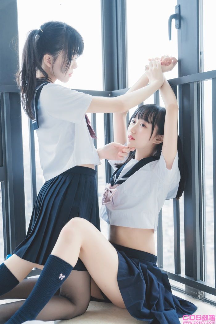 人气Coser@桜桃喵&木绵绵 - 她(制服×制服)【37P/718MB】(图2)