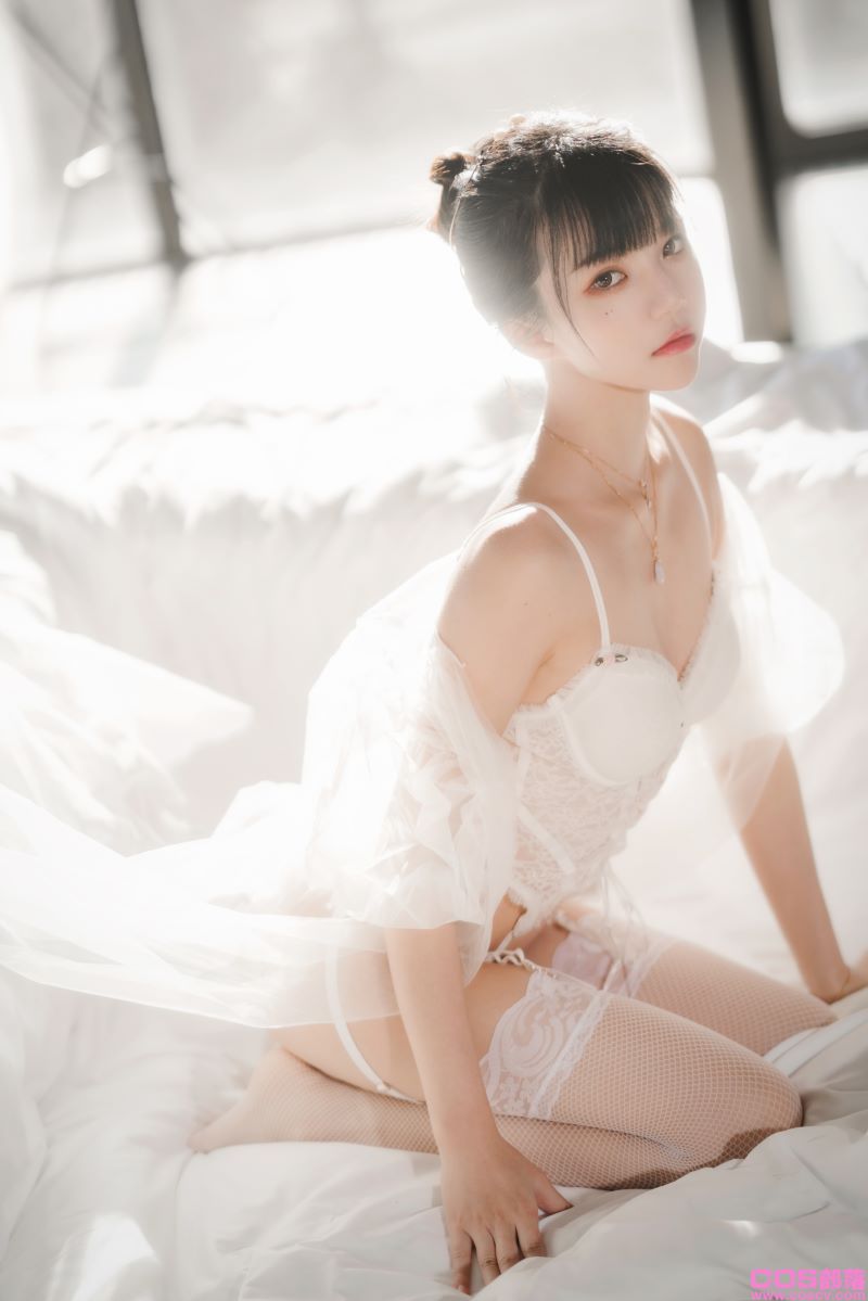 人气Coser@桜桃喵 白纱糖01【40P/601MB】(图3)