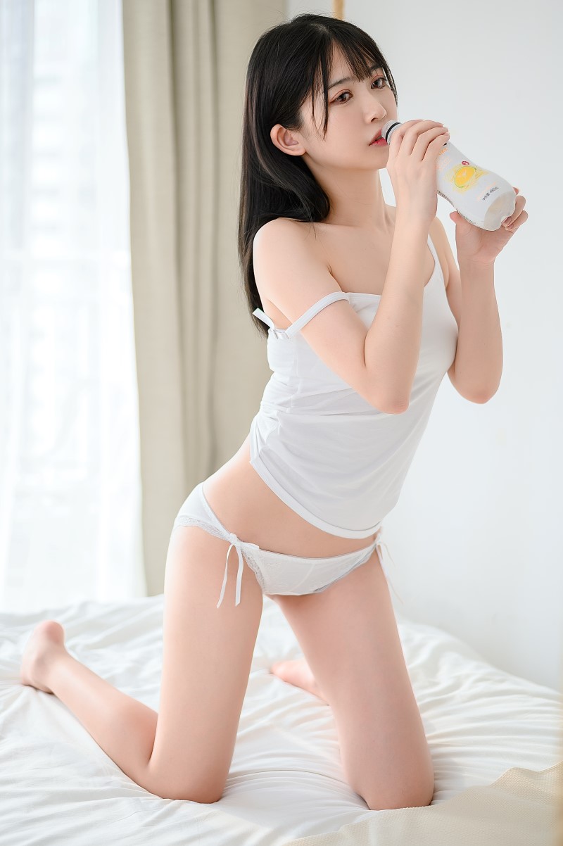 人气动漫Coser@鳗鱼霏儿 白背心【41P/1V/519MB】(图2)