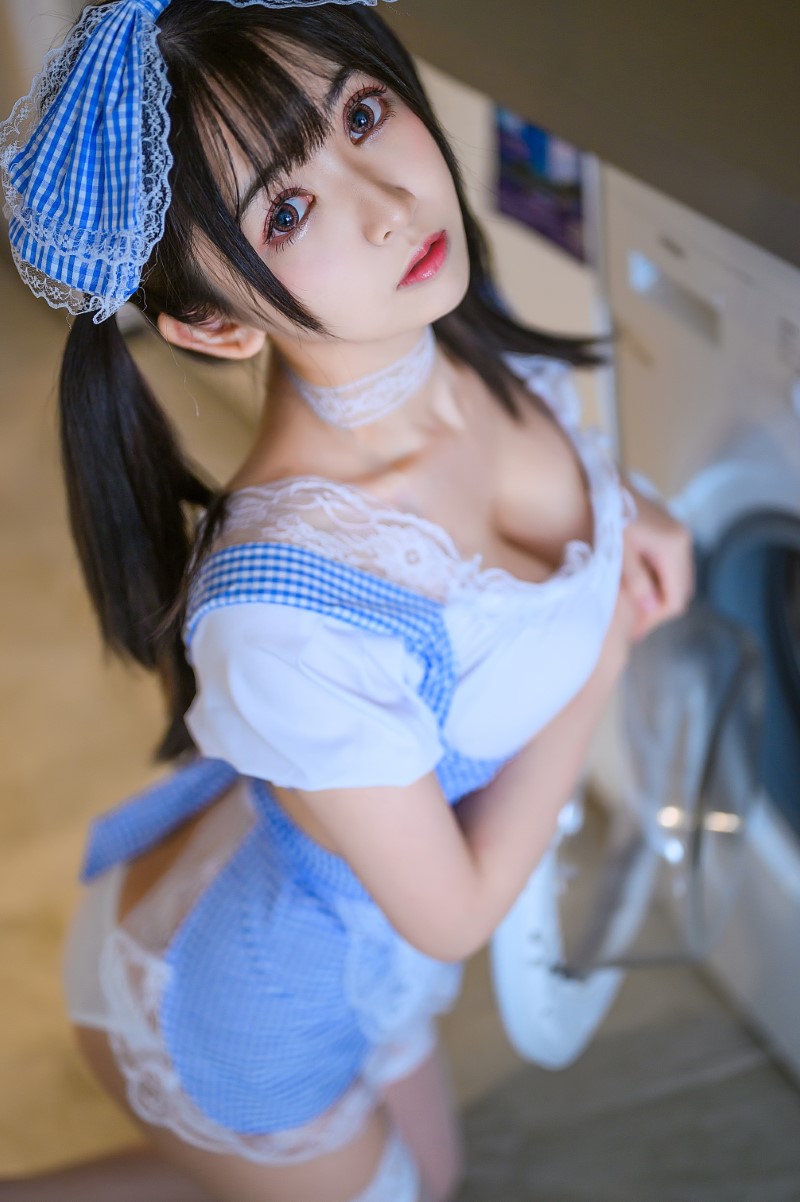 人气动漫Coser@鳗鱼霏儿 蓝白女仆【32P/1V/1.05G】(图2)