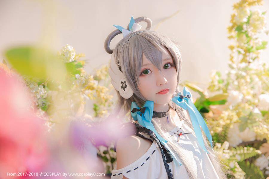 萌妹子いとう哀哀子洛天依白嫩萝莉Cosplay写真图片(图3)