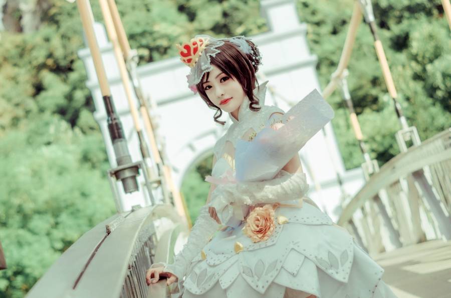 清纯美女Cos王者荣耀纯白花嫁小乔同人本子(图3)