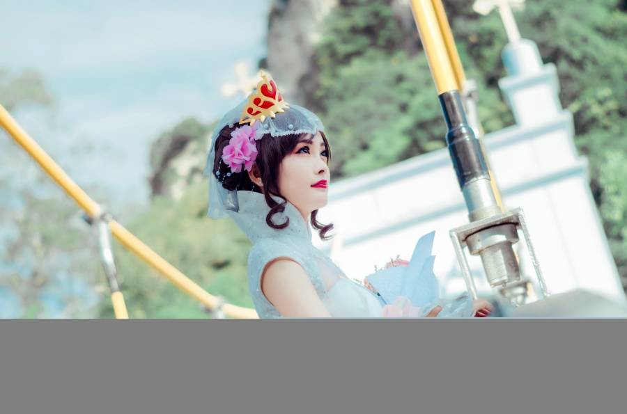 清纯美女Cos王者荣耀纯白花嫁小乔同人本子(图2)