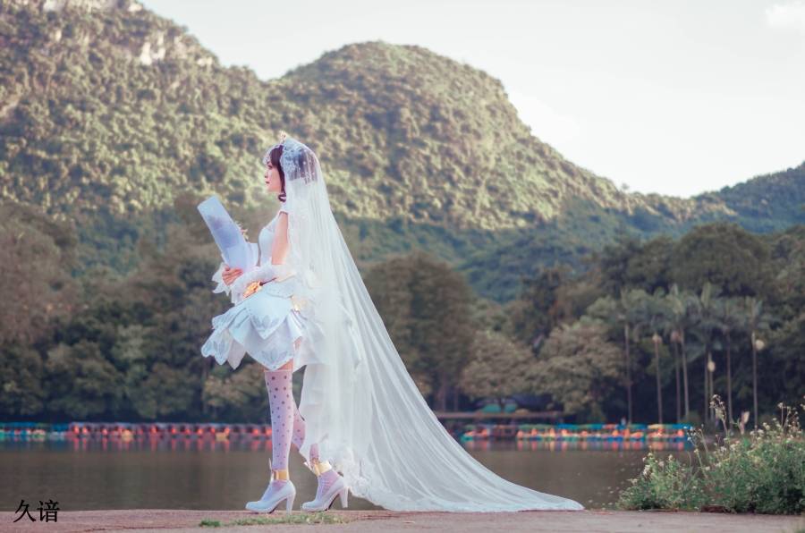 清纯美女Cos王者荣耀纯白花嫁小乔同人本子(图4)