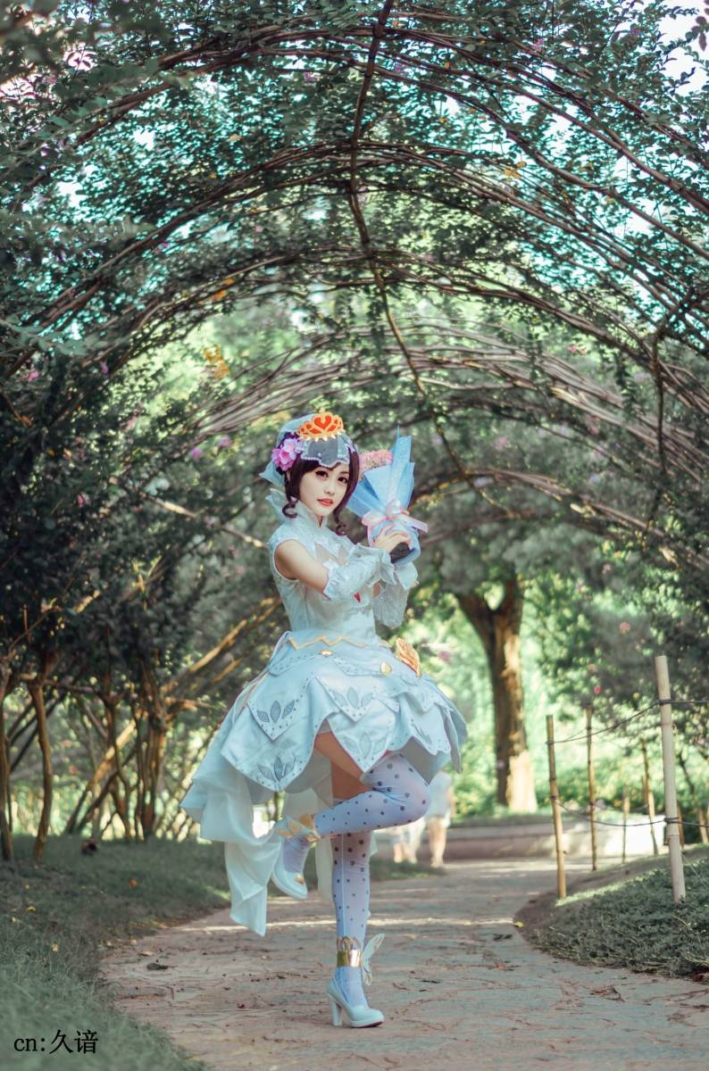 清纯美女Cos王者荣耀纯白花嫁小乔同人本子(图6)