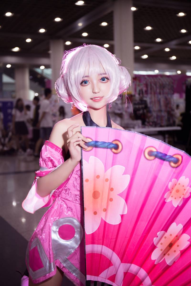 漫展萌妹子Cosplay王者荣耀女英雄小乔萝莉(图2)