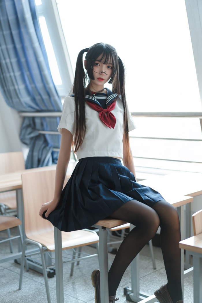 微博红人Coser@五更百鬼 JK制服【43P/431MB】(图3)