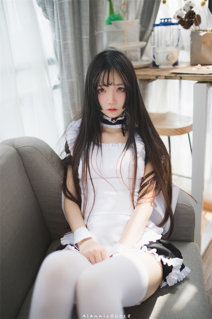 微博红人Coser@五更百鬼 女仆【31P/50.8MB】(图3)