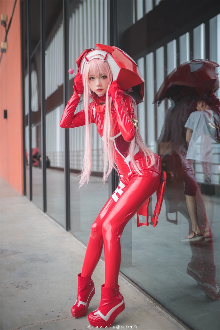 微博红人Coser@五更百鬼 胶衣【9P/25MB】(图3)