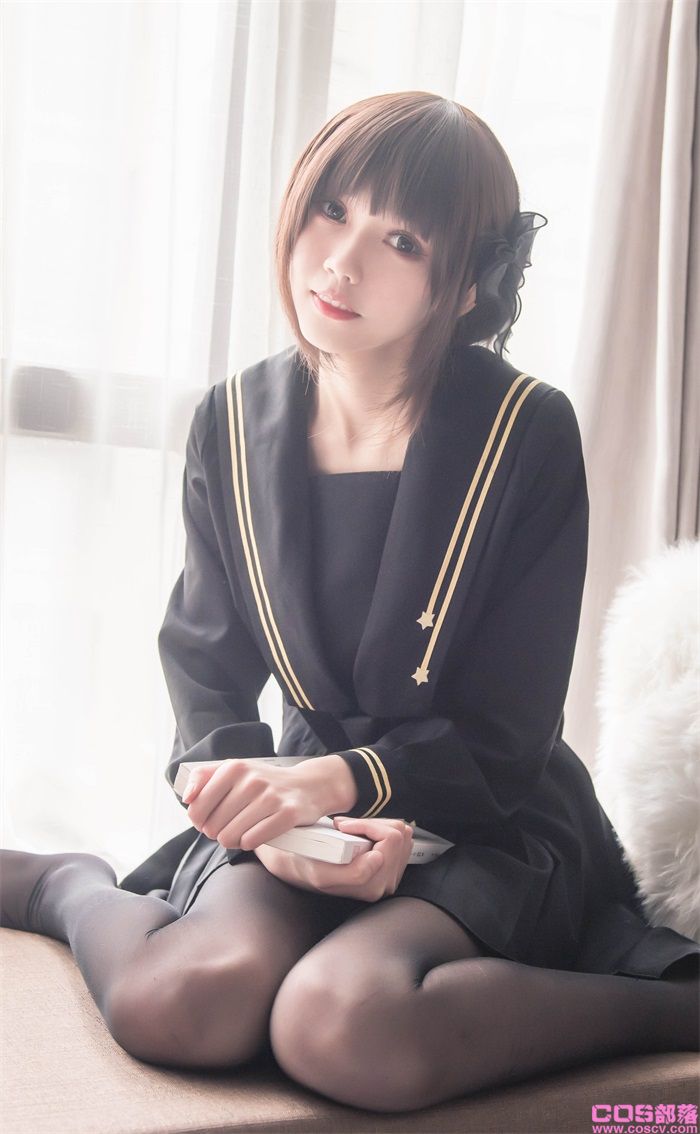 微博红人-动漫博主@你的负卿 窗台制服【19P/129MB】(图3)