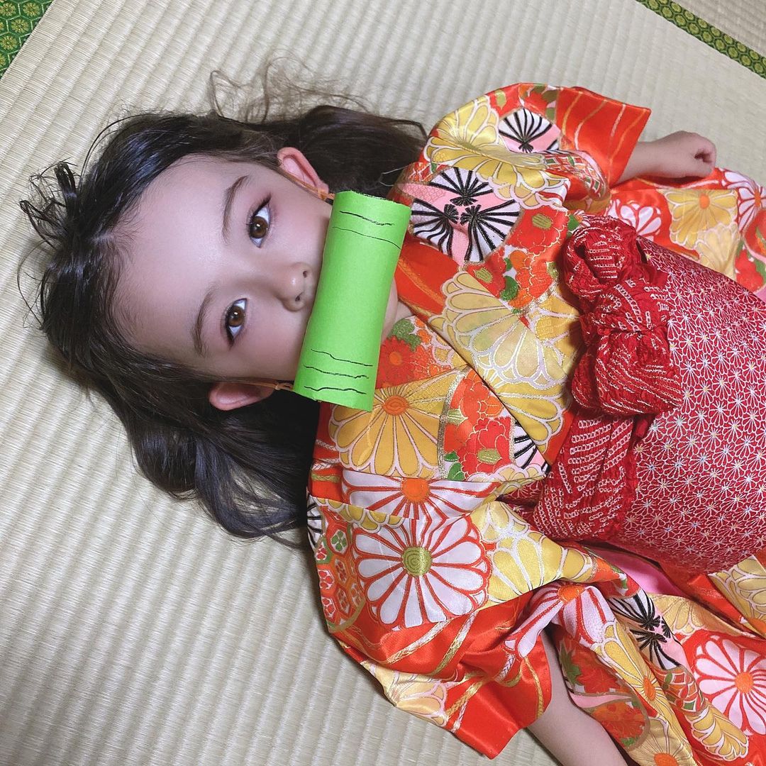 ６岁混血女童还原《鬼灭之刃》坠姬，魅惑造型引日本网友不满！(图2)