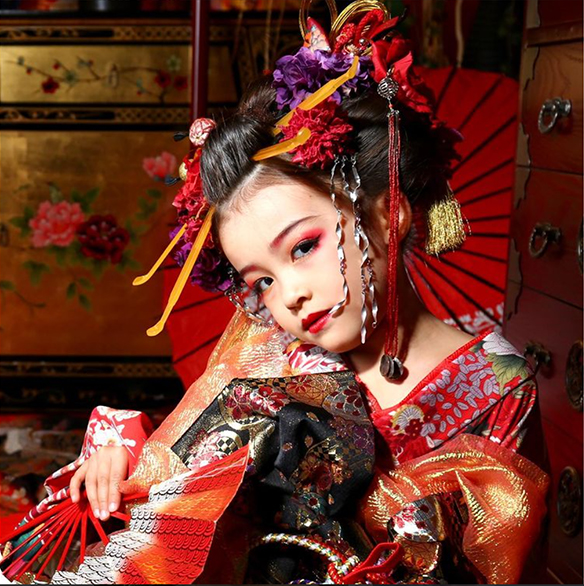 ６岁混血女童还原《鬼灭之刃》坠姬，魅惑造型引日本网友不满！(图6)