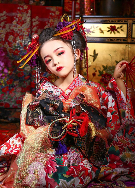 ６岁混血女童还原《鬼灭之刃》坠姬，魅惑造型引日本网友不满！(图7)