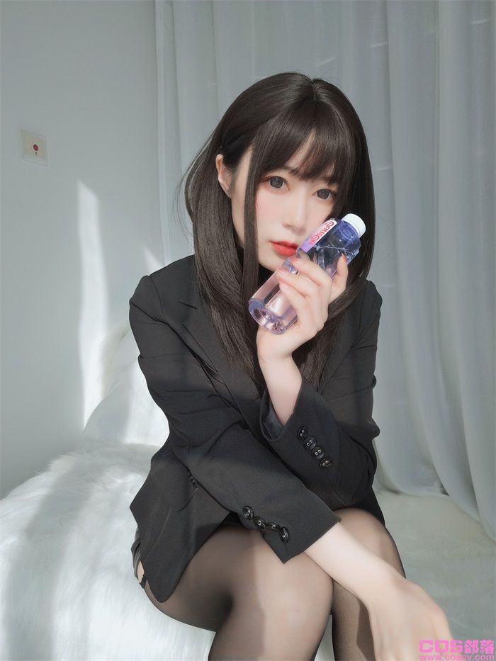 人气动漫Coser@白银81_职场新人【118P/7V/642MB】(图3)