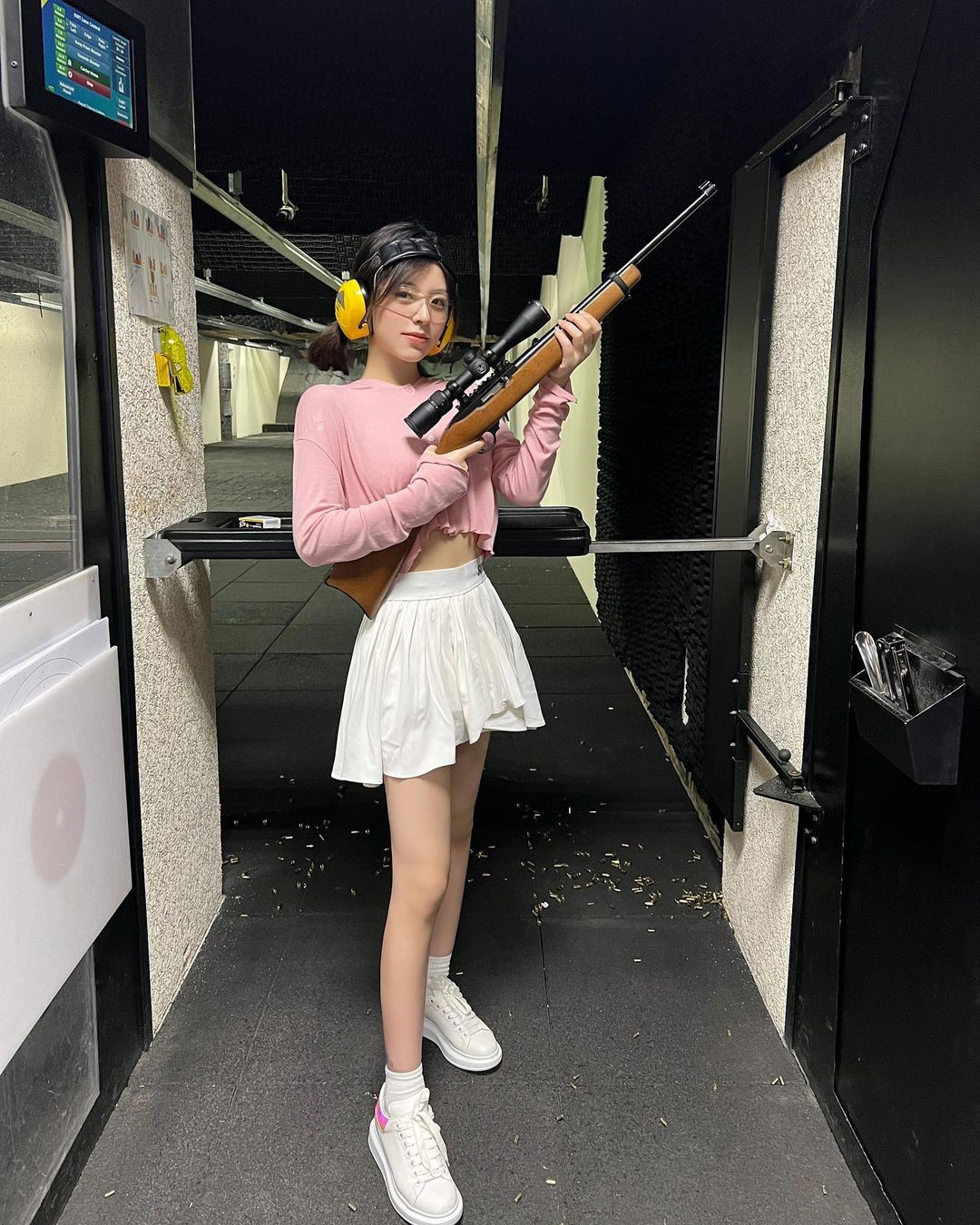 淘气小尤物「怡大仙」扭腰挥杆姿势一百，展纤长玉腿画面超养眼(图6)