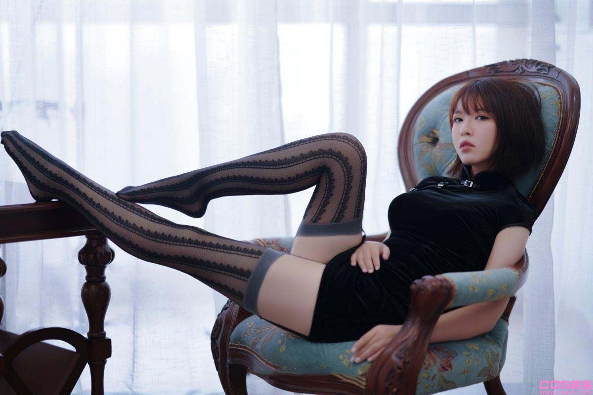 微博人气Coser@半半子 吊带嘿丝袜【28P/1V/223MB】(图2)