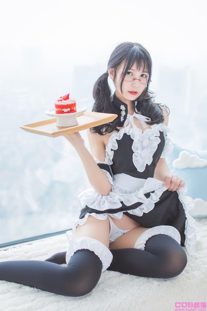 微博妹纸@逐月SU 2018-7月女仆写真【66P+1V/884MB】(图2)