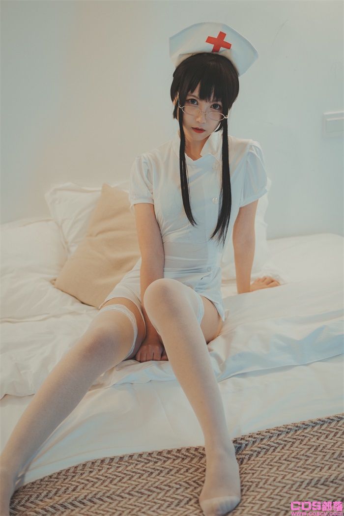 微博妹纸@逐月Su 小护士【24P/65MB】(图2)