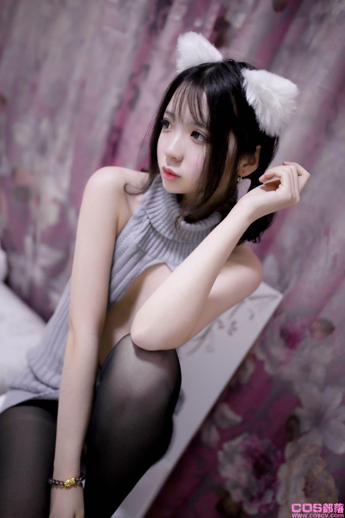 网紅Coser@疯猫ss -露背毛衣【16P/67.7MB】(图2)