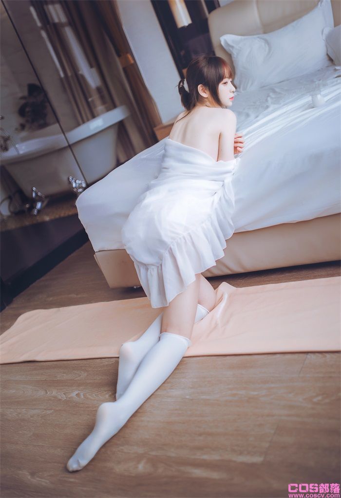 网紅Coser@疯猫ss -白色睡衣【24P/182MB】(图2)