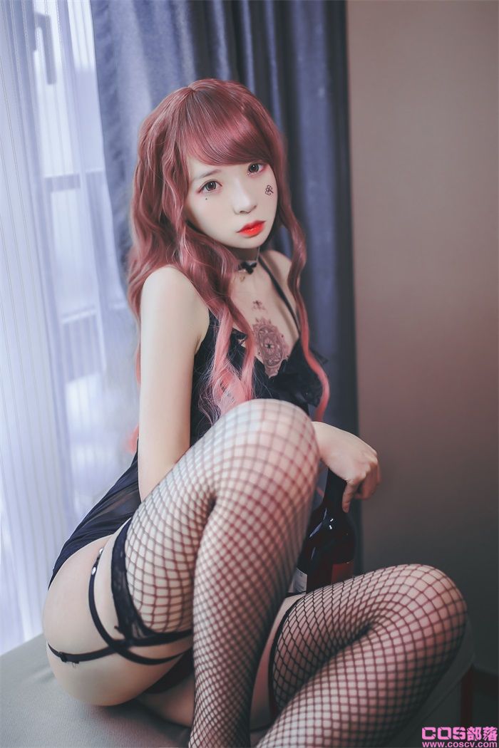 网紅Coser@疯猫ss -黑色吊带袜【39P/265MB】(图2)