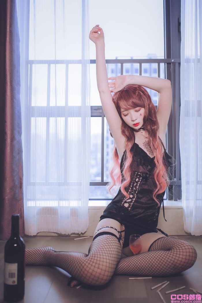 网紅Coser@疯猫ss -黑色吊带袜【39P/265MB】(图4)