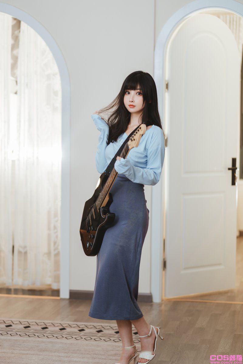 知名动漫Coser@rioko凉凉子 吉他妹妹系带裙【45P/1V/1.26G】(图2)