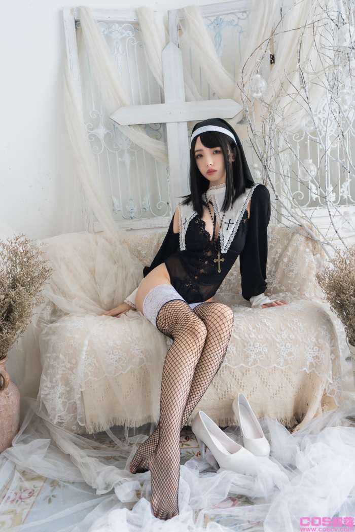 微博红人Coser@雯妹不讲道理 雯妹危险祈祷（修女）【31P/1V/353MB】(图3)