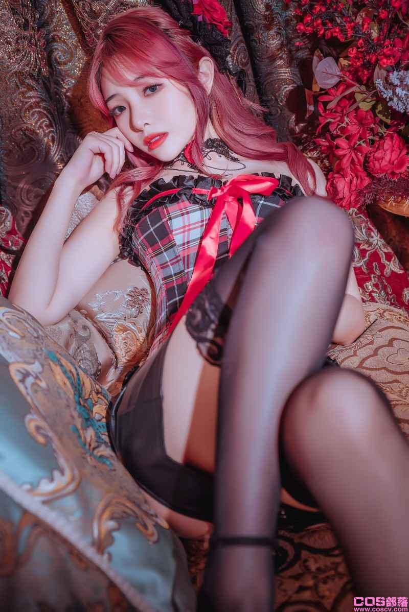 微博红人Coser@雯妹不讲道理 红黑格子【9P/129MB】(图3)