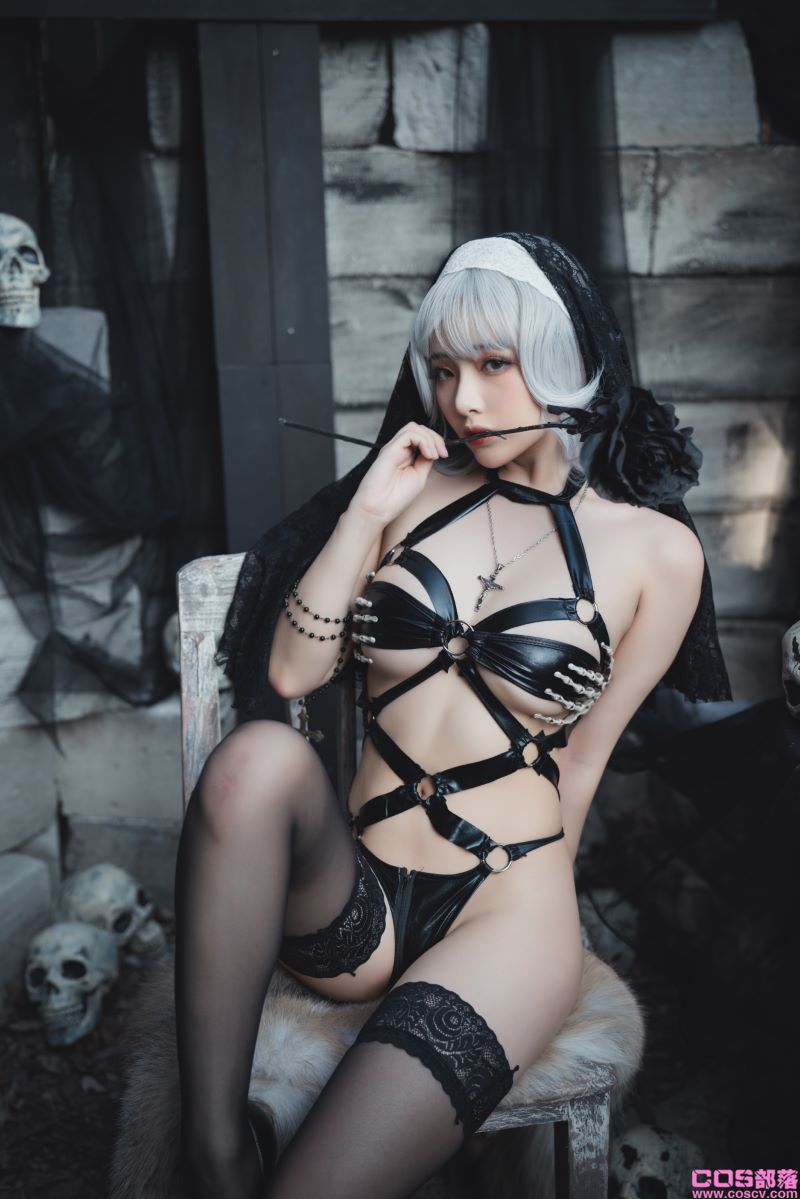 微博红人Coser@雯妹不讲道理 暗黑修女电子版【28P/419MB】(图4)