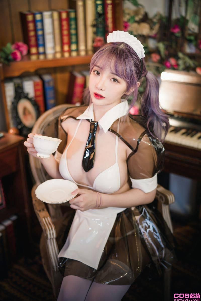 微博红人Coser@雯妹不讲道理 透明皮衣女仆【18P/346MB】(图2)