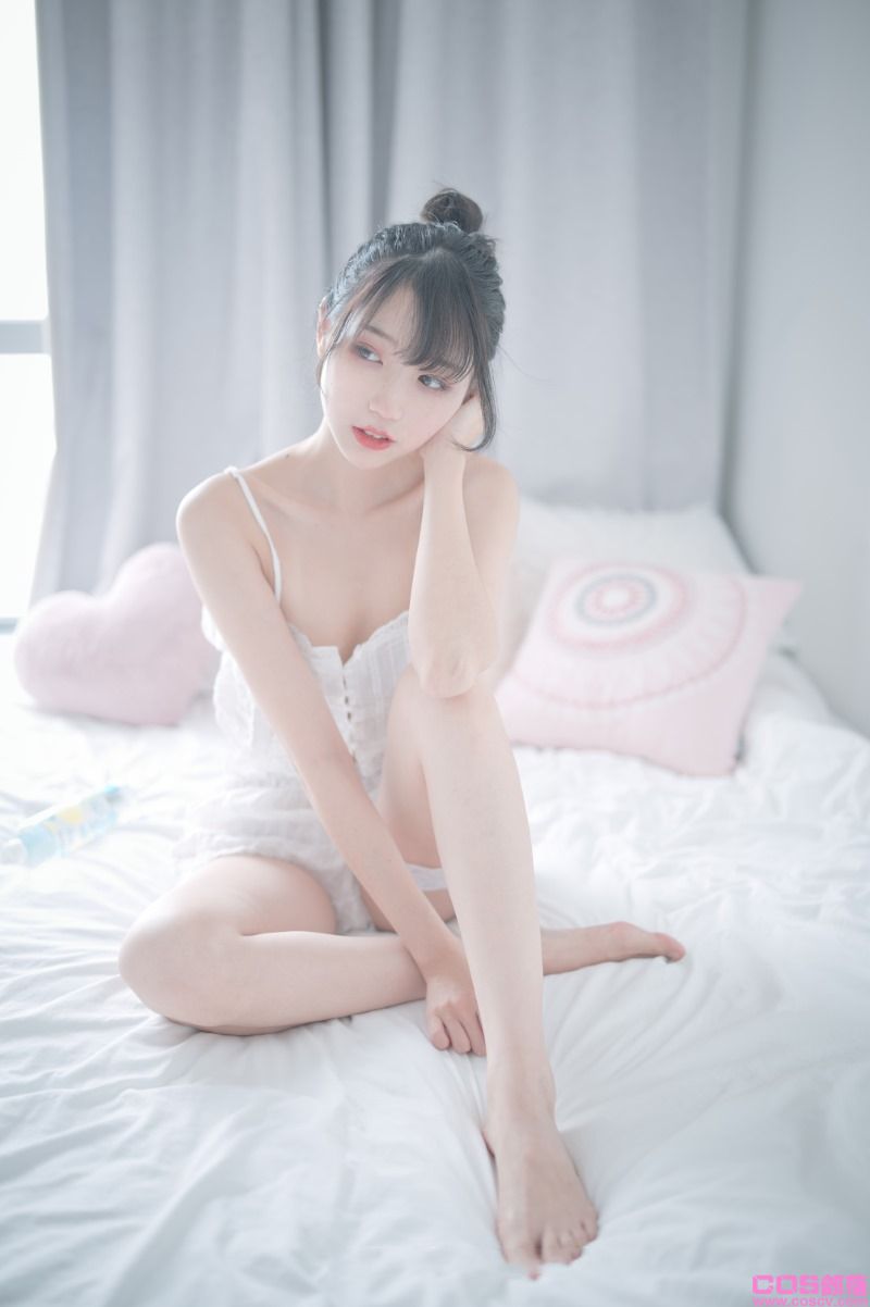 动漫博主@周叽是可爱兔兔 白色睡衣【23P/196MB】(图2)