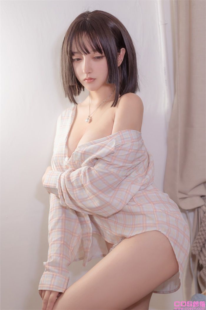 微博妹纸@过期米线线喵 背带裤【29P/47MB】(图2)