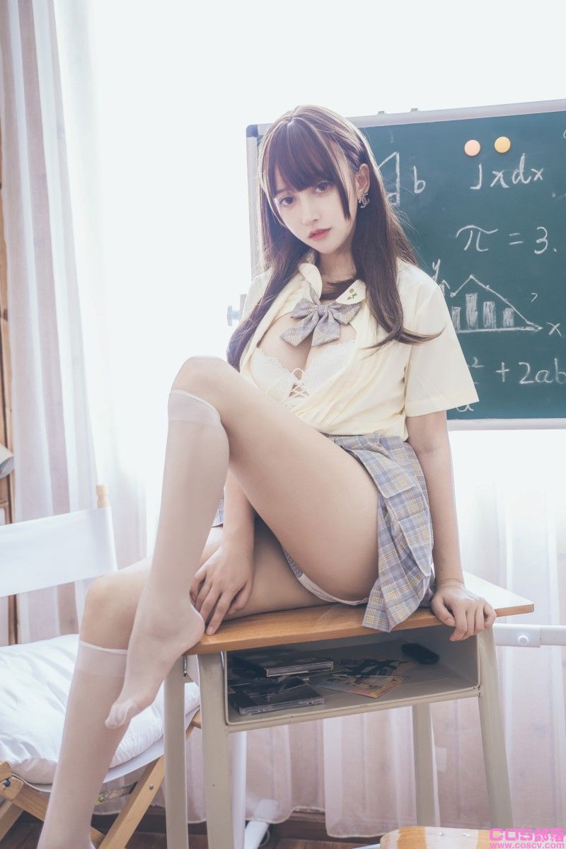微博妹纸@过期米线线喵 教室【30P/141MB】(图2)