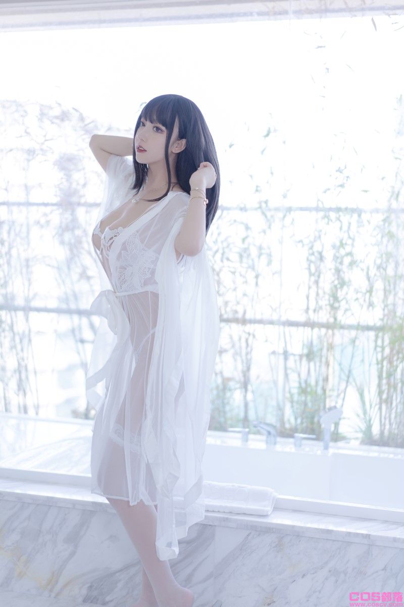 微博妹纸@过期米线线喵 镂空内依【65P/83MB】(图2)