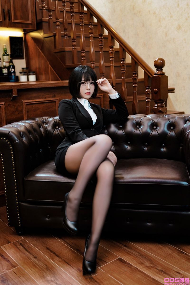 微博人气Coser@半半子 OL様【37P/108MB】(图2)