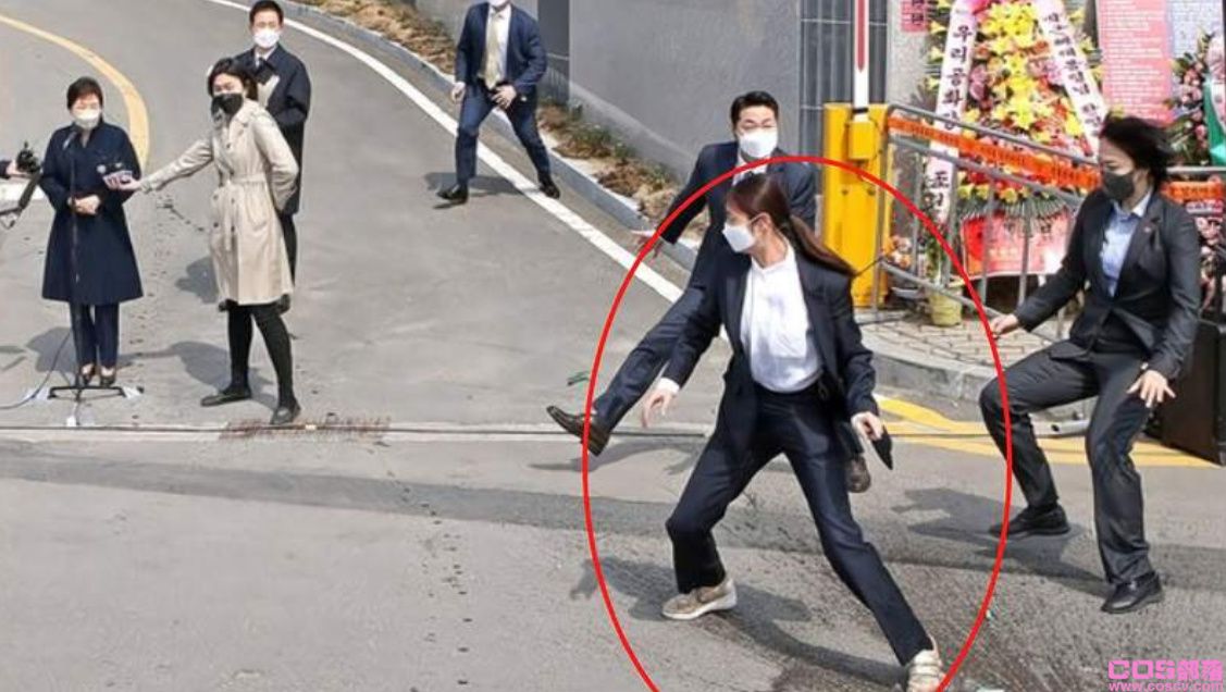 朴槿惠女保镖走红 颜值这么高还能档酒瓶(图1)